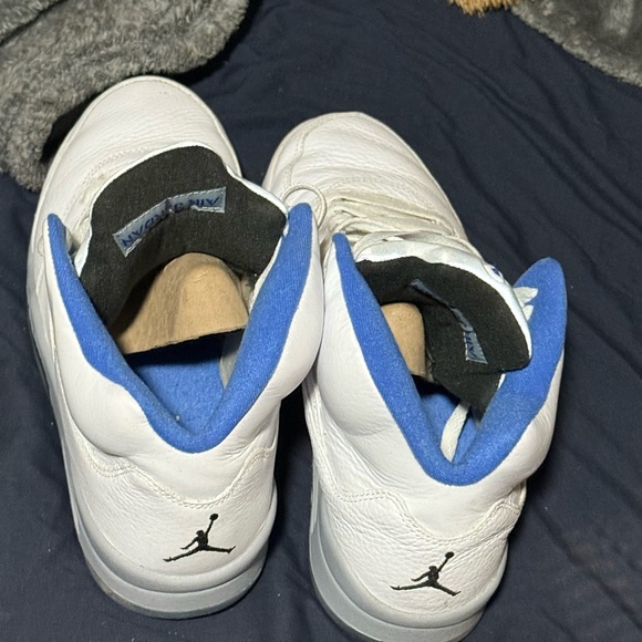 Jordan Sneakers White and Blue - Picture 2 of 3